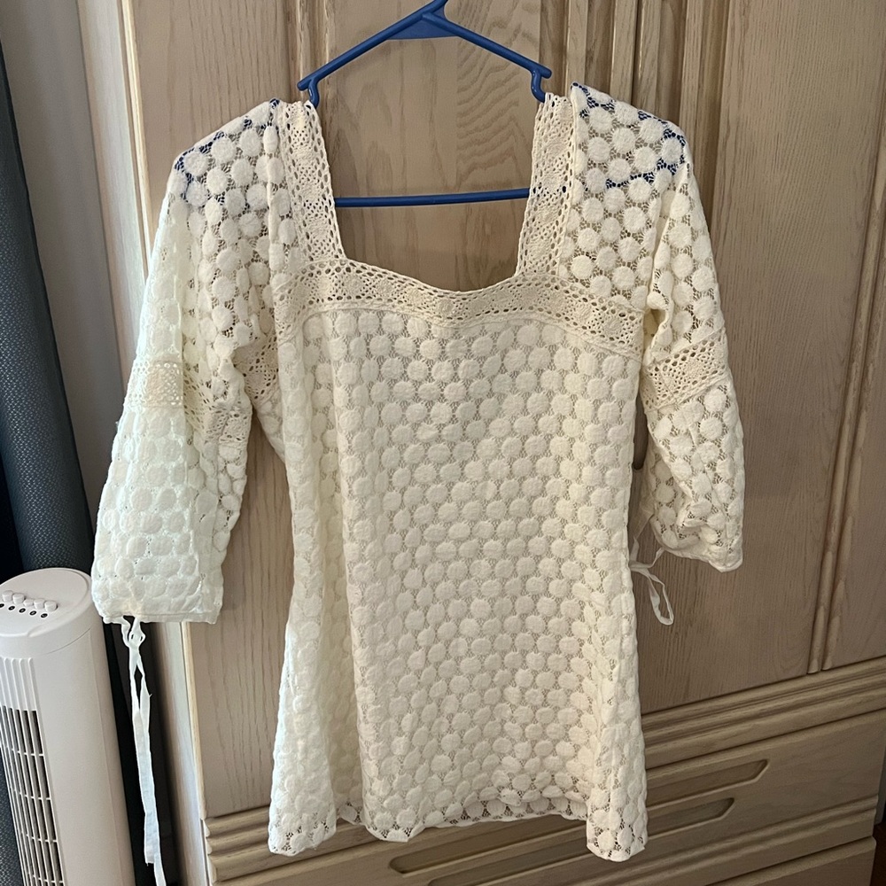 Square neck, white lacey top